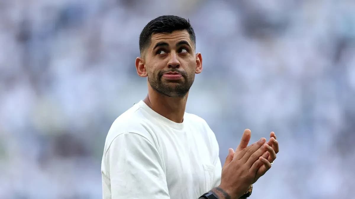 Jugador aplaudiendo en el campo antes del partido Jugador aplaudiendo en el campo antes del partido