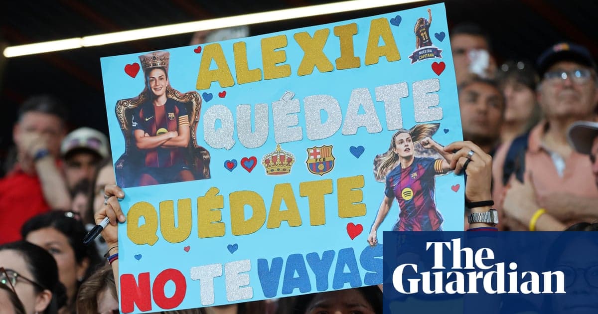 Aficionados sosteniendo cartel de apoyo a Alexia Aficionados sosteniendo cartel de apoyo a Alexia