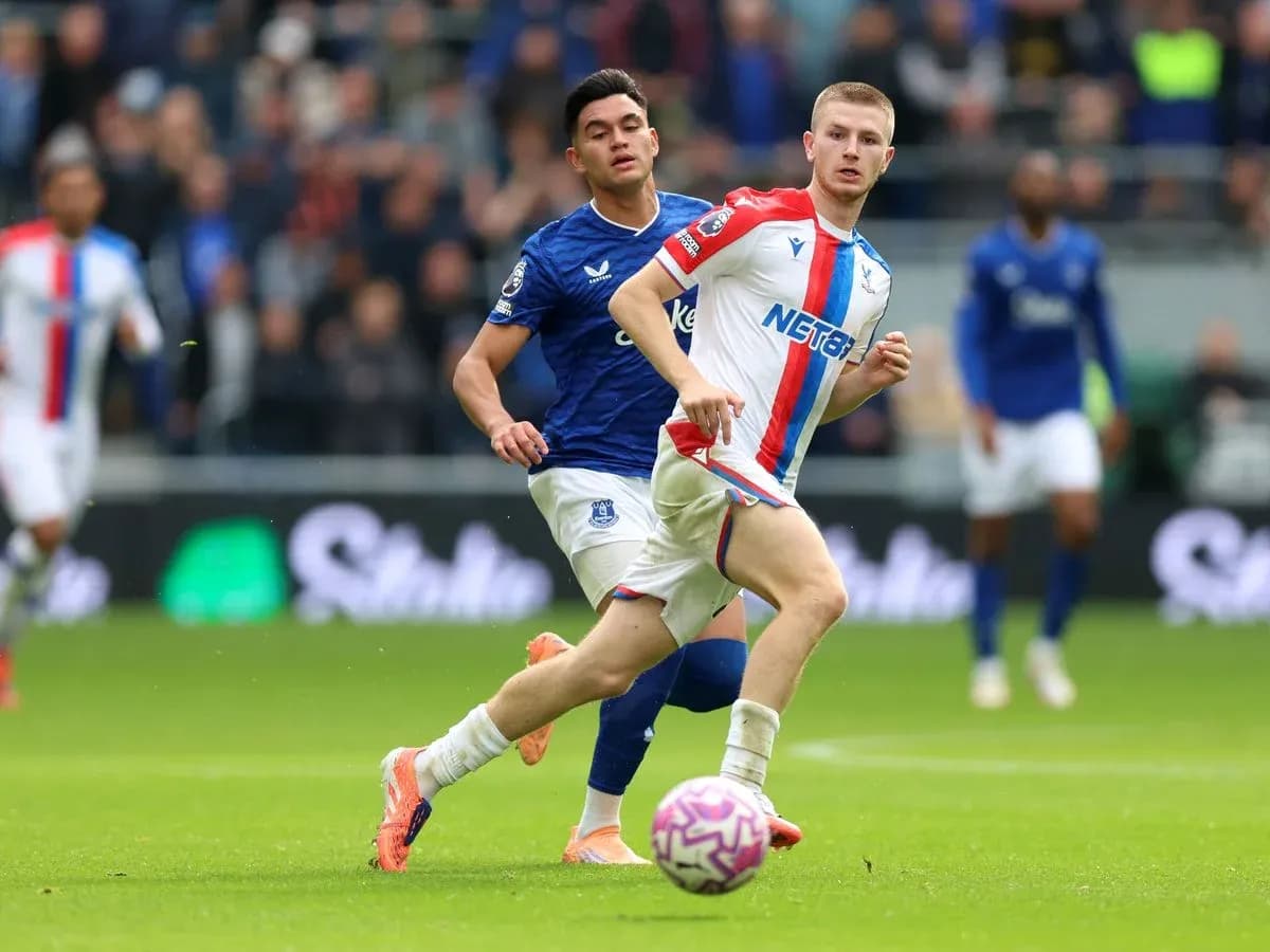 Jugadores de Crystal Palace y Everton en acción Jugadores de Crystal Palace y Everton en acción