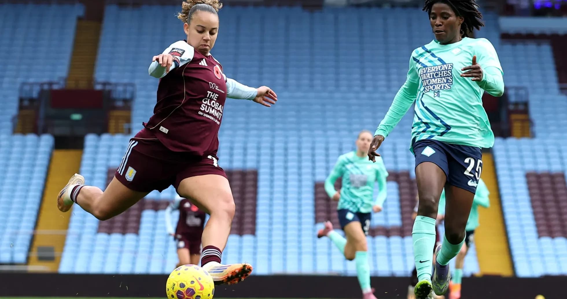 Jugadora de Aston Villa dispara el balón Jugadora de Aston Villa dispara el balón