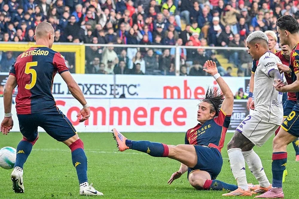 Un jugador cae durante el partido Fiorentina vs Genoa Un jugador cae durante el partido Fiorentina vs Genoa