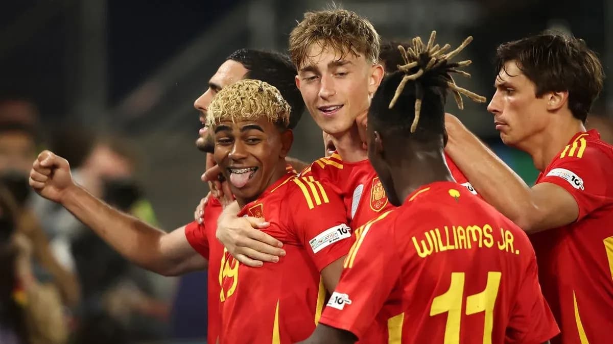 Jugadores de España celebrando un gol juntos Jugadores de España celebrando un gol juntos