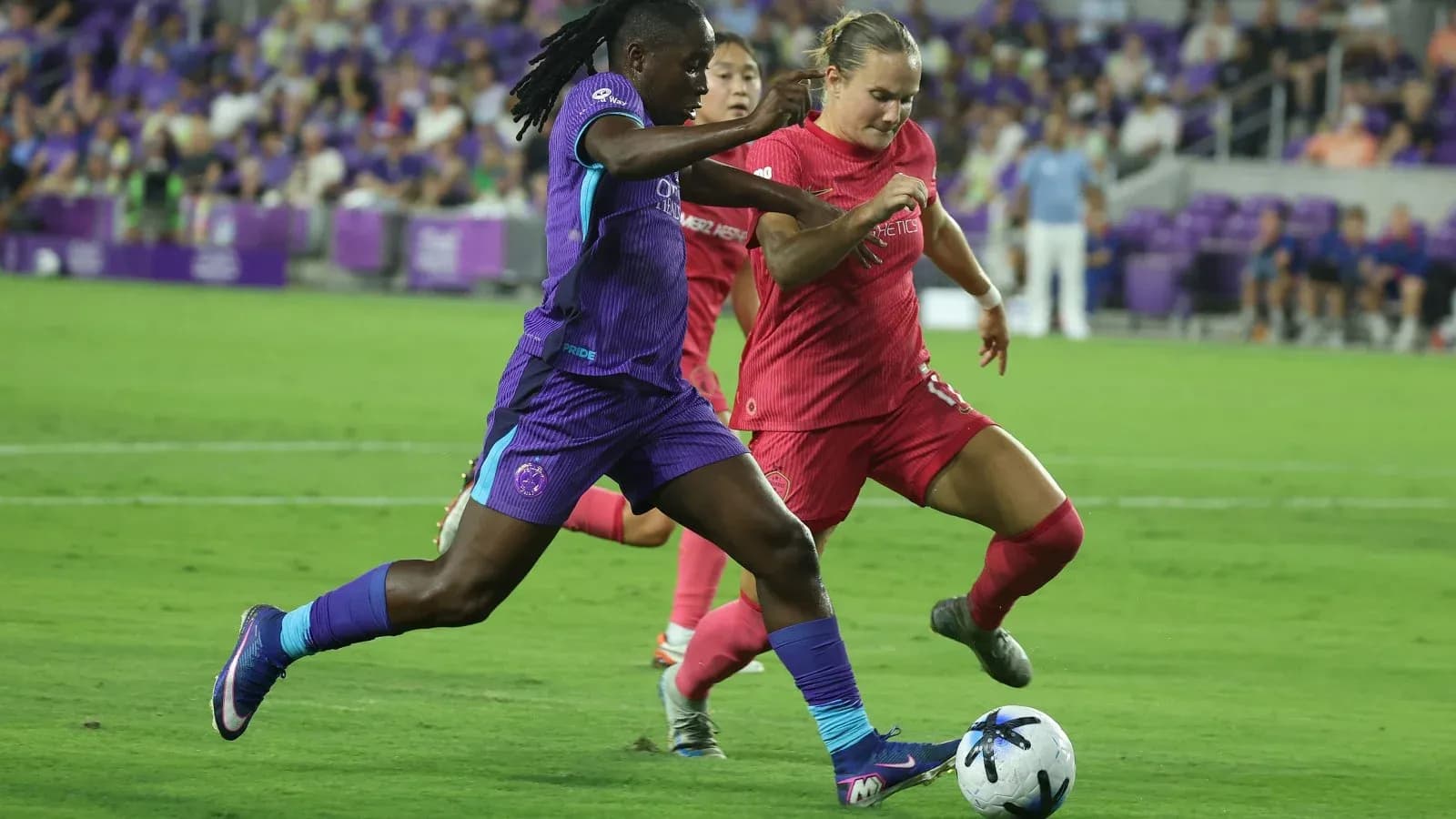 Jugadora de Orlando Pride en acción durante el partido Jugadora de Orlando Pride en acción durante el partido