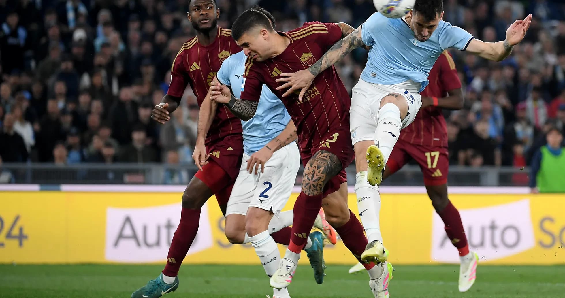 Jugadores de AS Roma y Lazio compiten por el balón Jugadores de AS Roma y Lazio compiten por el balón