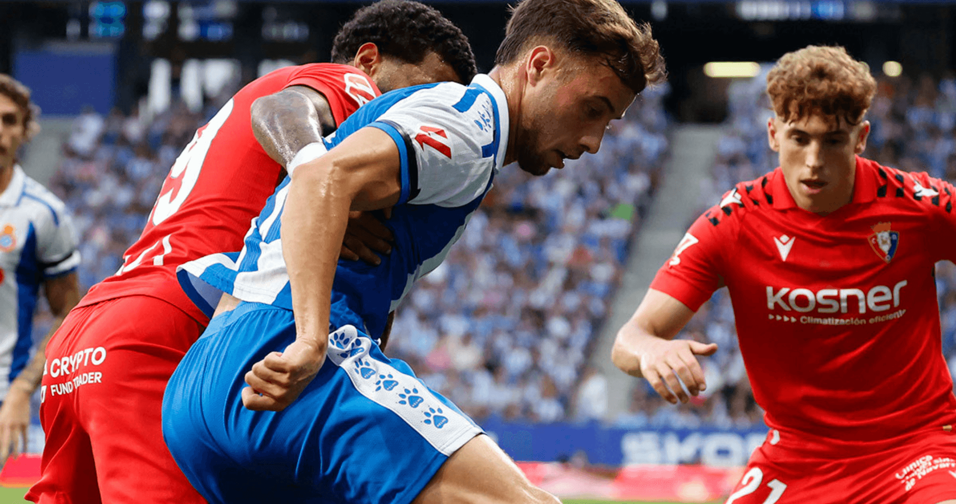 Jugadores de Osasuna y Espanyol luchando por el balón Jugadores de Osasuna y Espanyol luchando por el balón