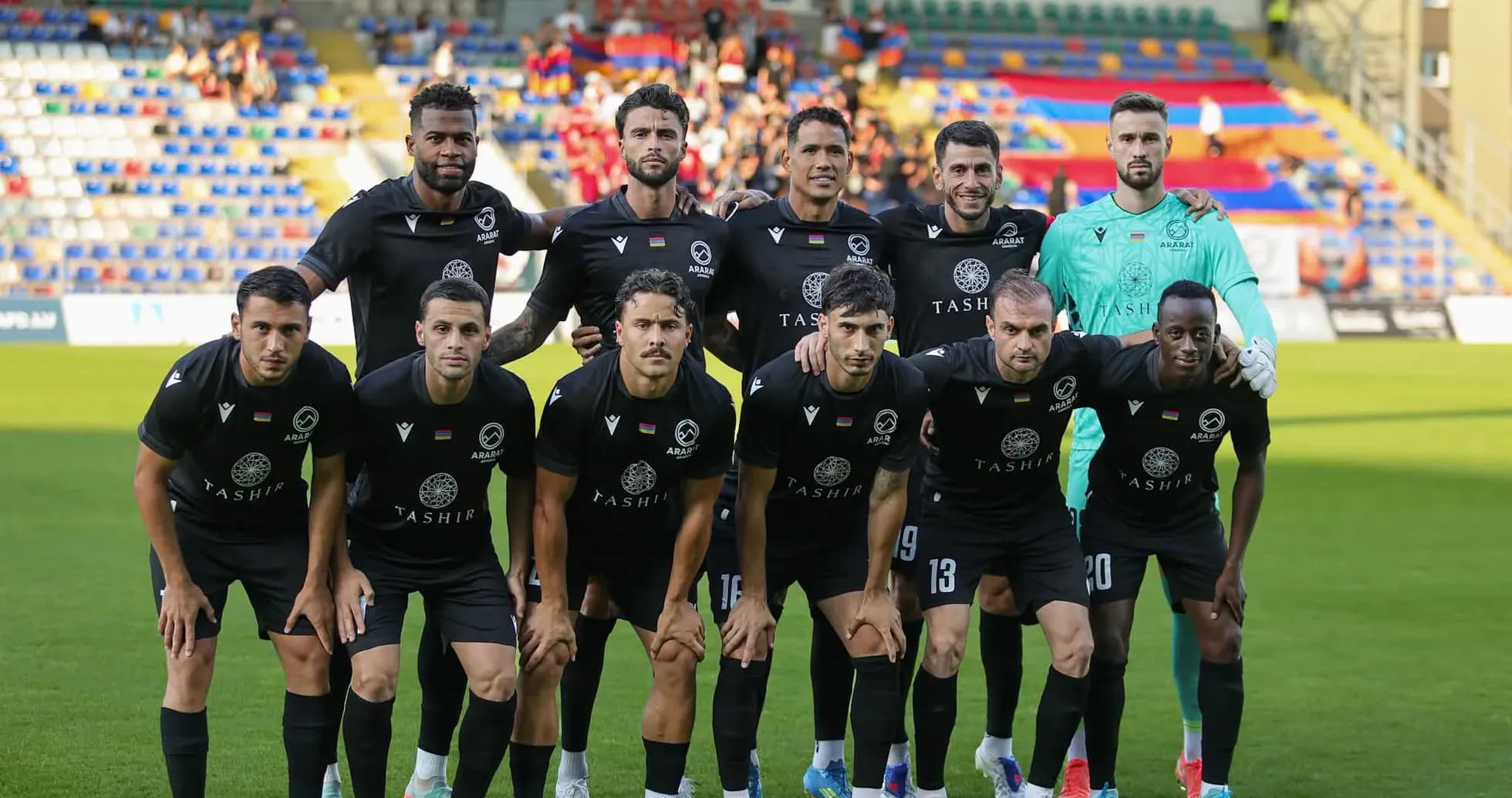 Equipo de Ararat-Armenia posando antes del partido Equipo de Ararat-Armenia posando antes del partido