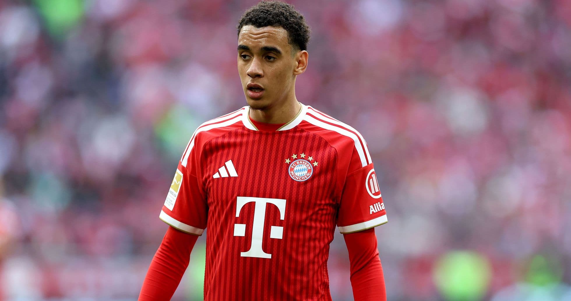 Jugador de Bayern Múnich en uniforme rojo en el campo Jugador de Bayern Múnich en uniforme rojo en el campo