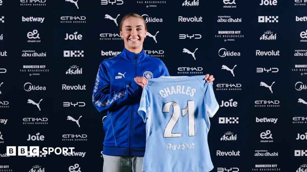 Jugadora sosteniendo camiseta con el nombre Charles Jugadora sosteniendo camiseta con el nombre Charles