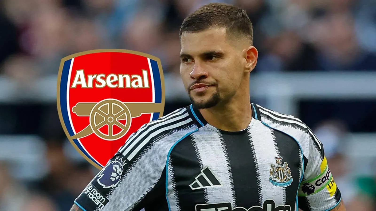 Jugador de Newcastle con camiseta de capitán y logo de Arsenal Jugador de Newcastle con camiseta de capitán y logo de Arsenal