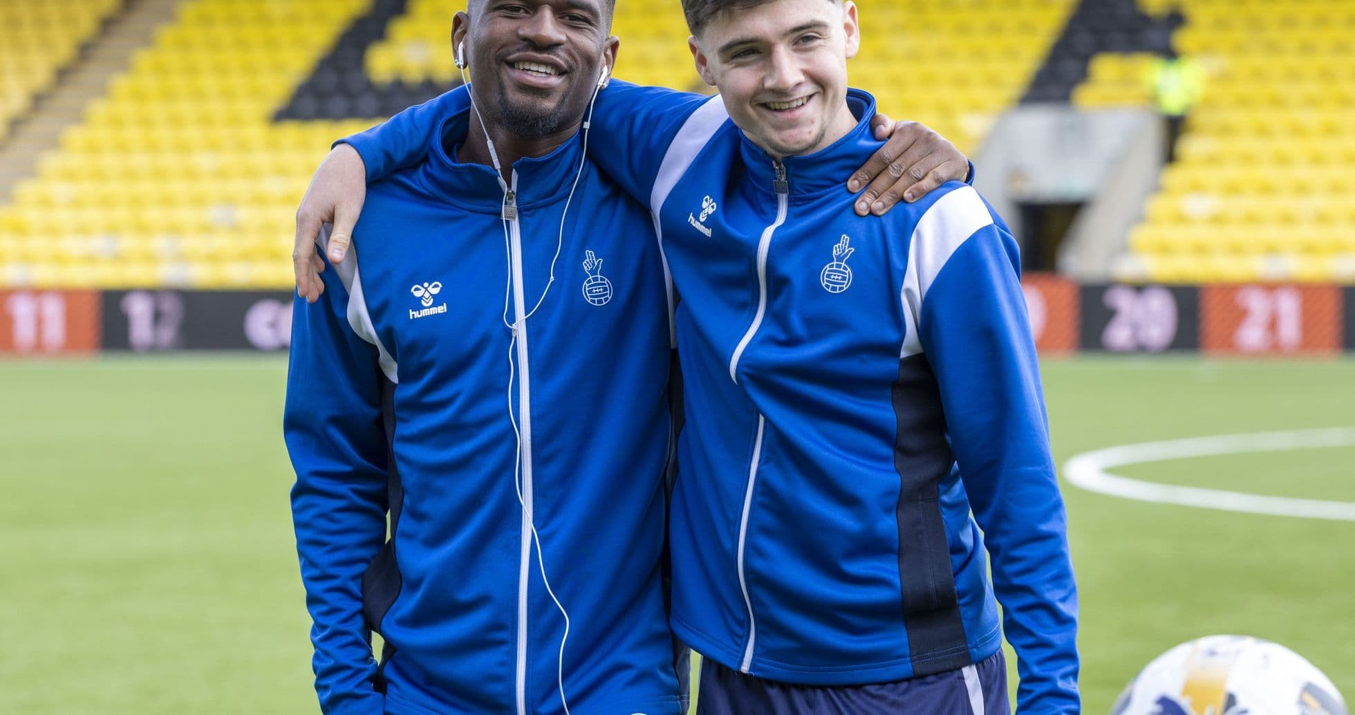 Dos jugadores posando juntos en el campo de fútbol Dos jugadores posando juntos en el campo de fútbol