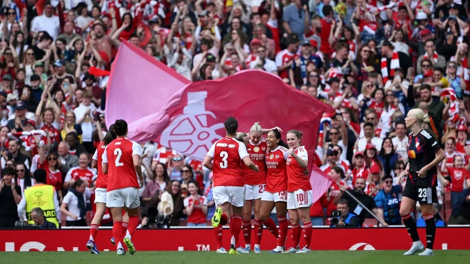 Jugadoras de Arsenal celebrando un gol con aficionados Jugadoras de Arsenal celebrando un gol con aficionados