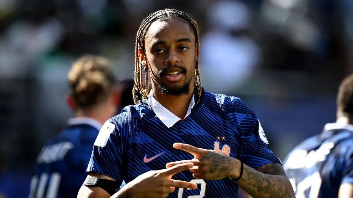 Jugador de Francia haciendo un gesto en el campo Jugador de Francia haciendo un gesto en el campo