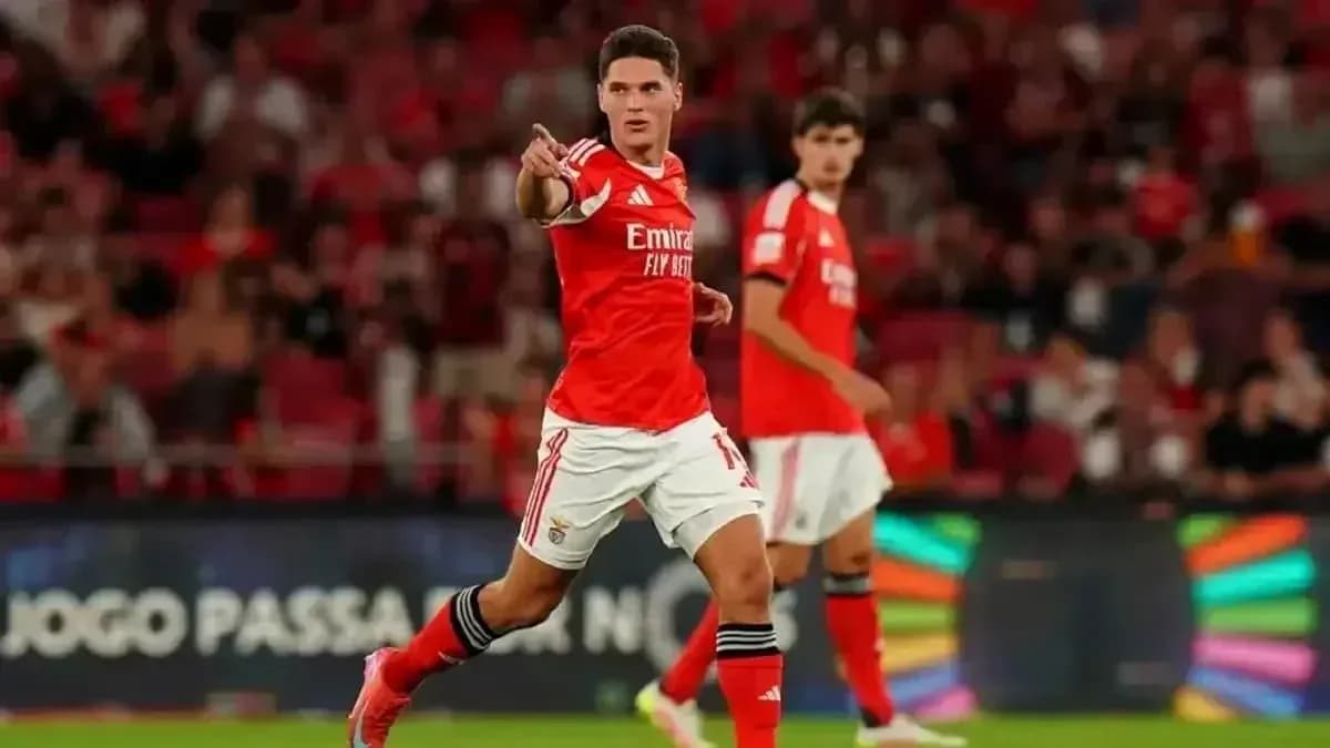 Jugador de Benfica celebrando un gol Jugador de Benfica celebrando un gol