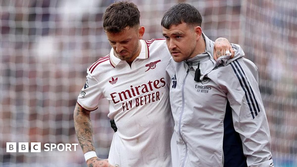 Jugador de Arsenal siendo ayudado por un staff médico Jugador de Arsenal siendo ayudado por un staff médico