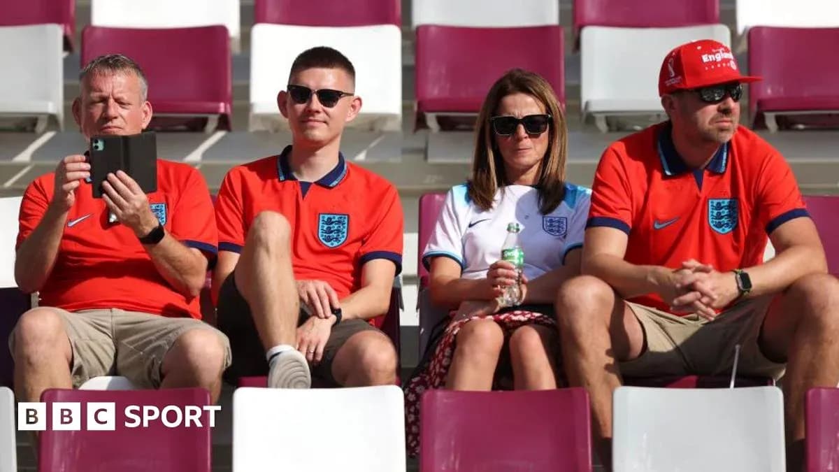 Espectadores con camisetas de Inglaterra en estadio Espectadores con camisetas de Inglaterra en estadio