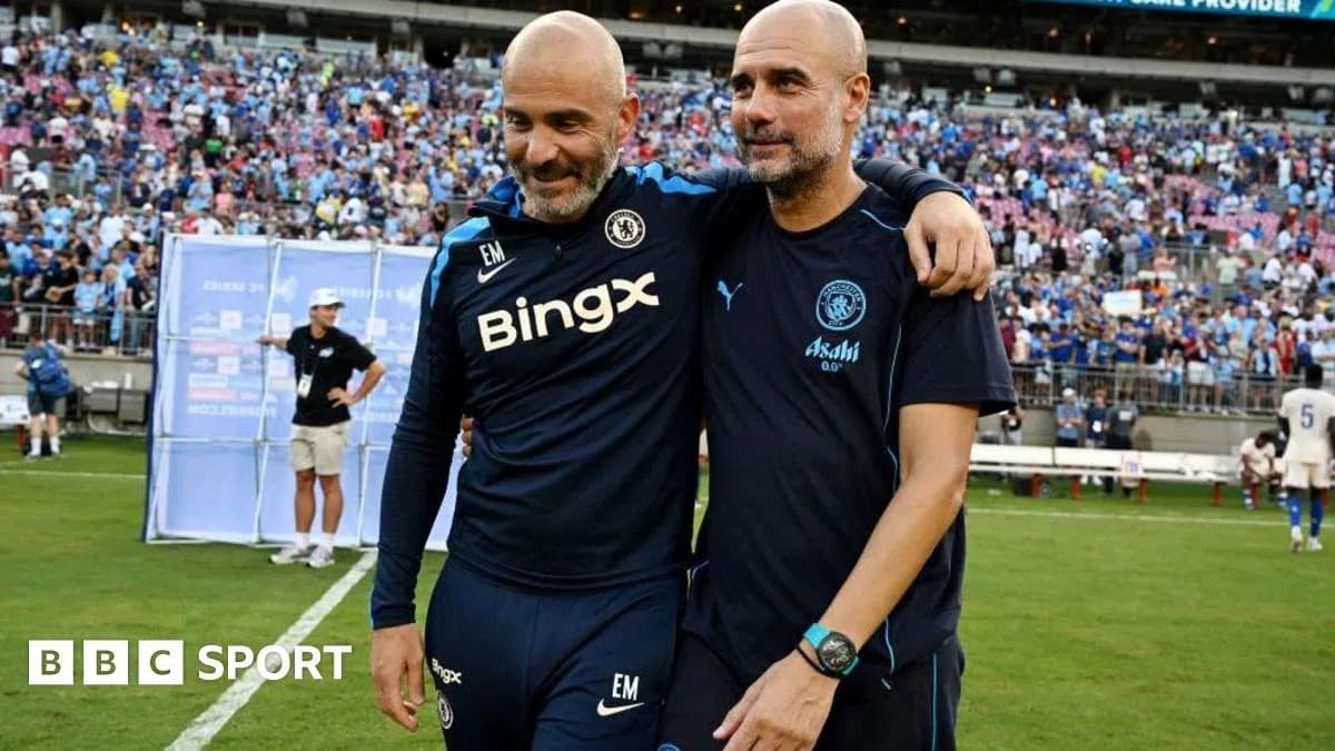 Entrenadores abrazándose tras un partido de fútbol Entrenadores abrazándose tras un partido de fútbol
