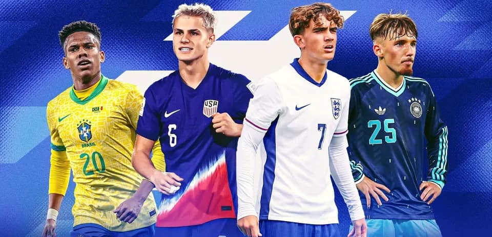 Cuatro jugadores de fútbol en camisetas de selecciones Cuatro jugadores de fútbol en camisetas de selecciones