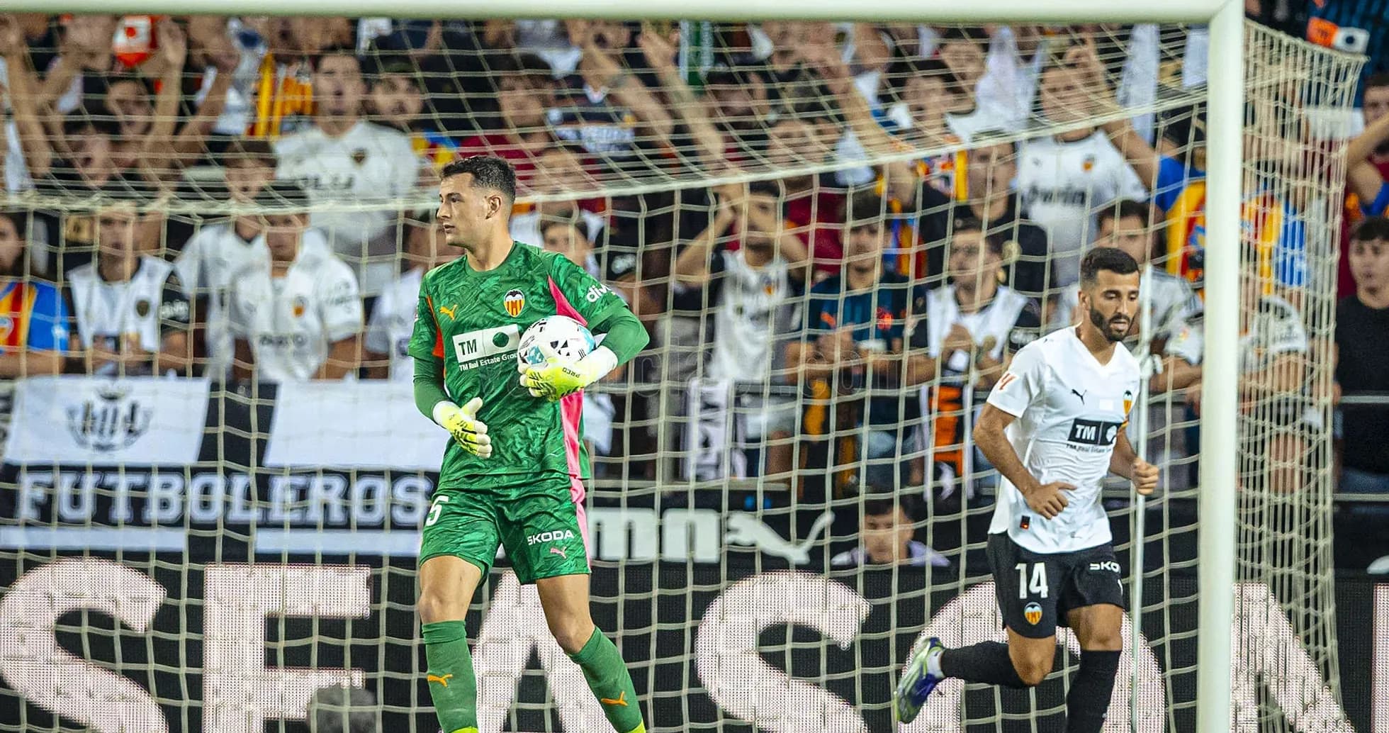 Portero de Valencia con balón en la mano Portero de Valencia con balón en la mano