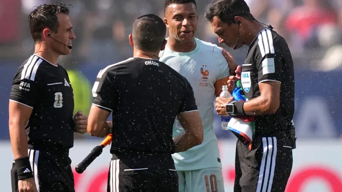 Kylian Mbappé conversando con árbitros durante partido Kylian Mbappé conversando con árbitros durante partido