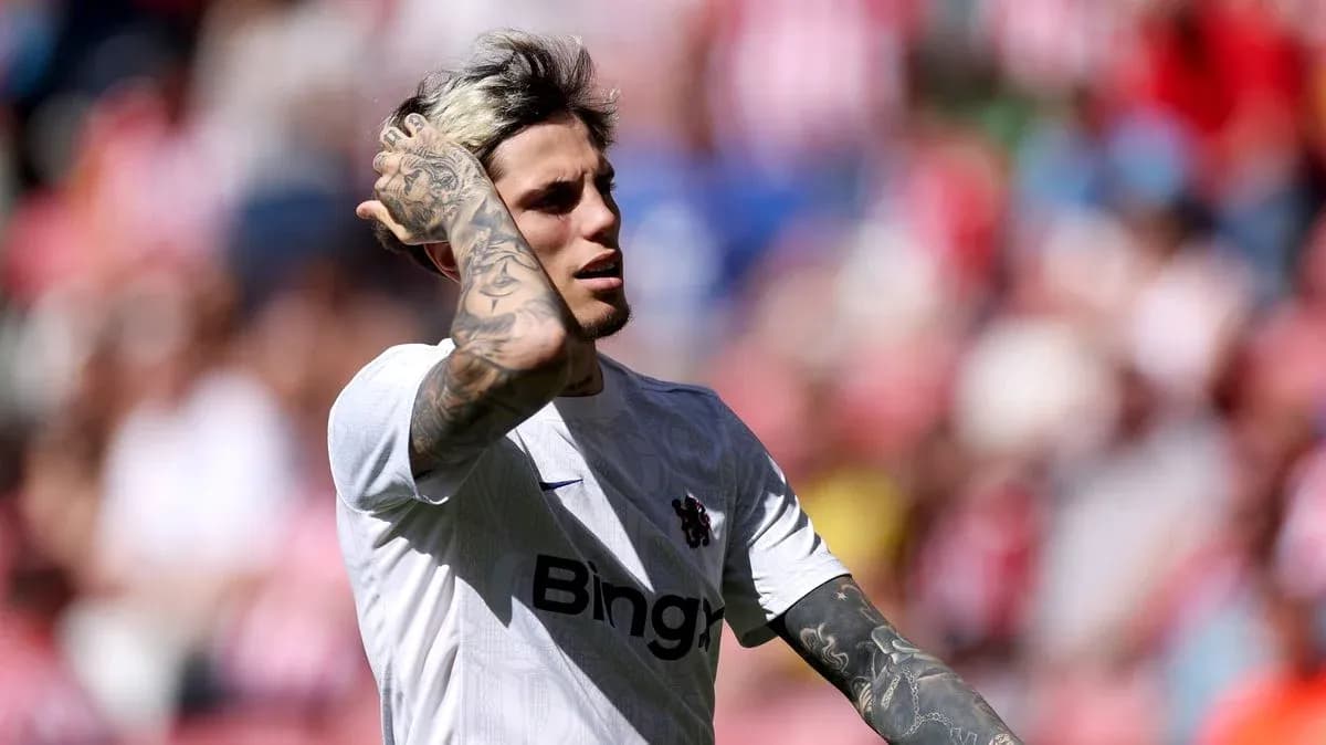 Jugador con camiseta blanca en el campo de fútbol Jugador con camiseta blanca en el campo de fútbol