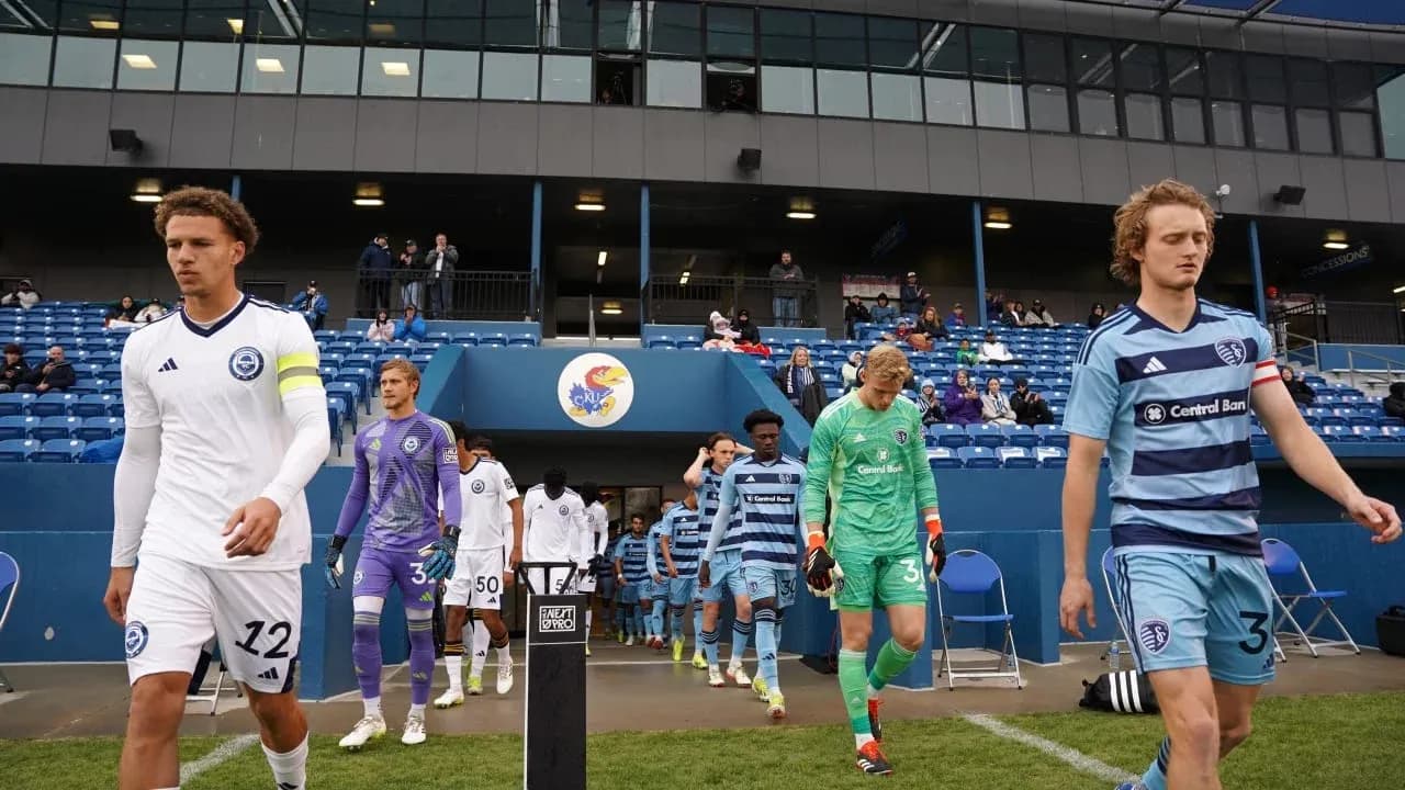 Jugadores entrando al campo para el partido Jugadores entrando al campo para el partido