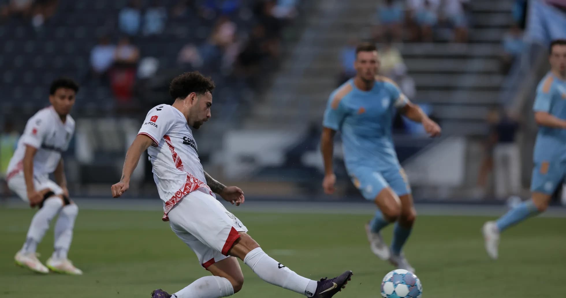 Jugador de Sporting JAX pateando el balón Jugador de Sporting JAX pateando el balón