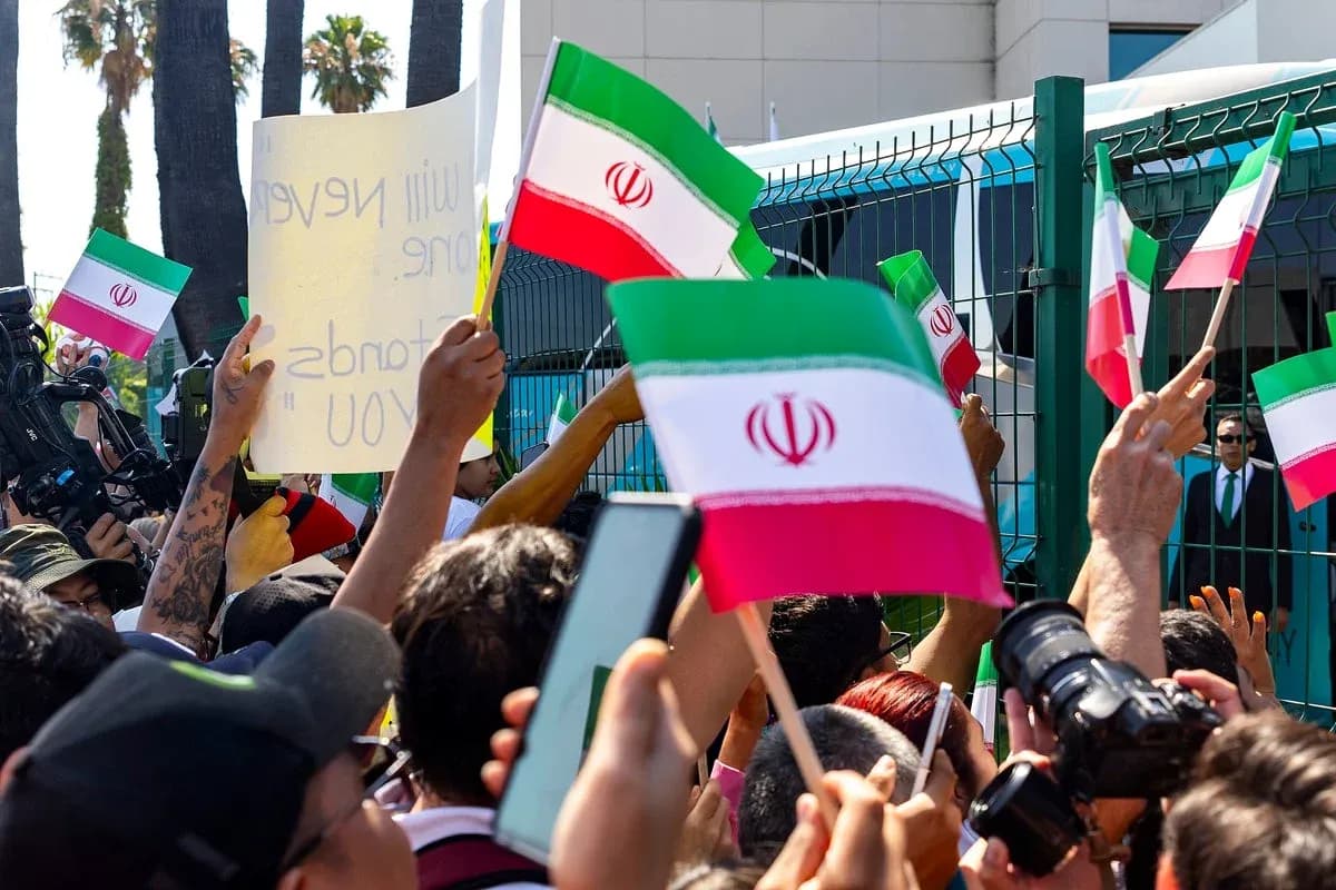 Multitud con banderas de Irán en protesta Multitud con banderas de Irán en protesta