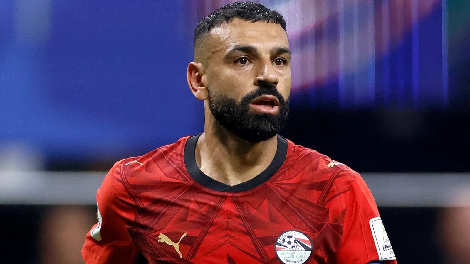 Jugador de fútbol con camiseta roja durante partido Jugador de fútbol con camiseta roja durante partido