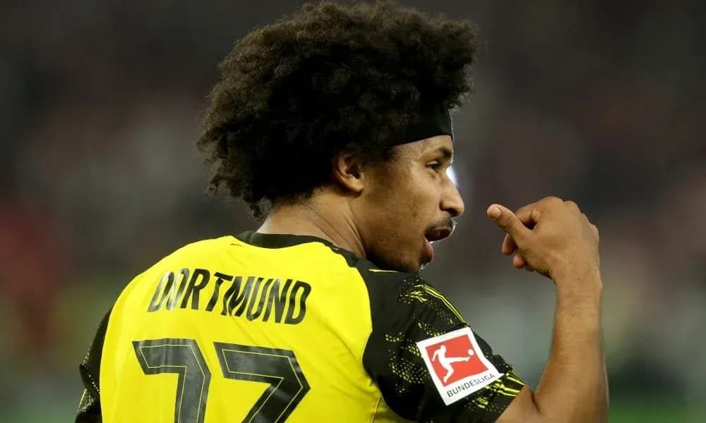 Jugador de Dortmund señalando durante el partido Jugador de Dortmund señalando durante el partido