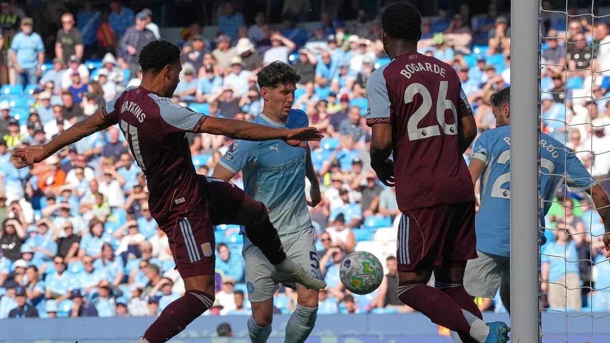 Jugadores compiten por el balón en el partido Jugadores compiten por el balón en el partido