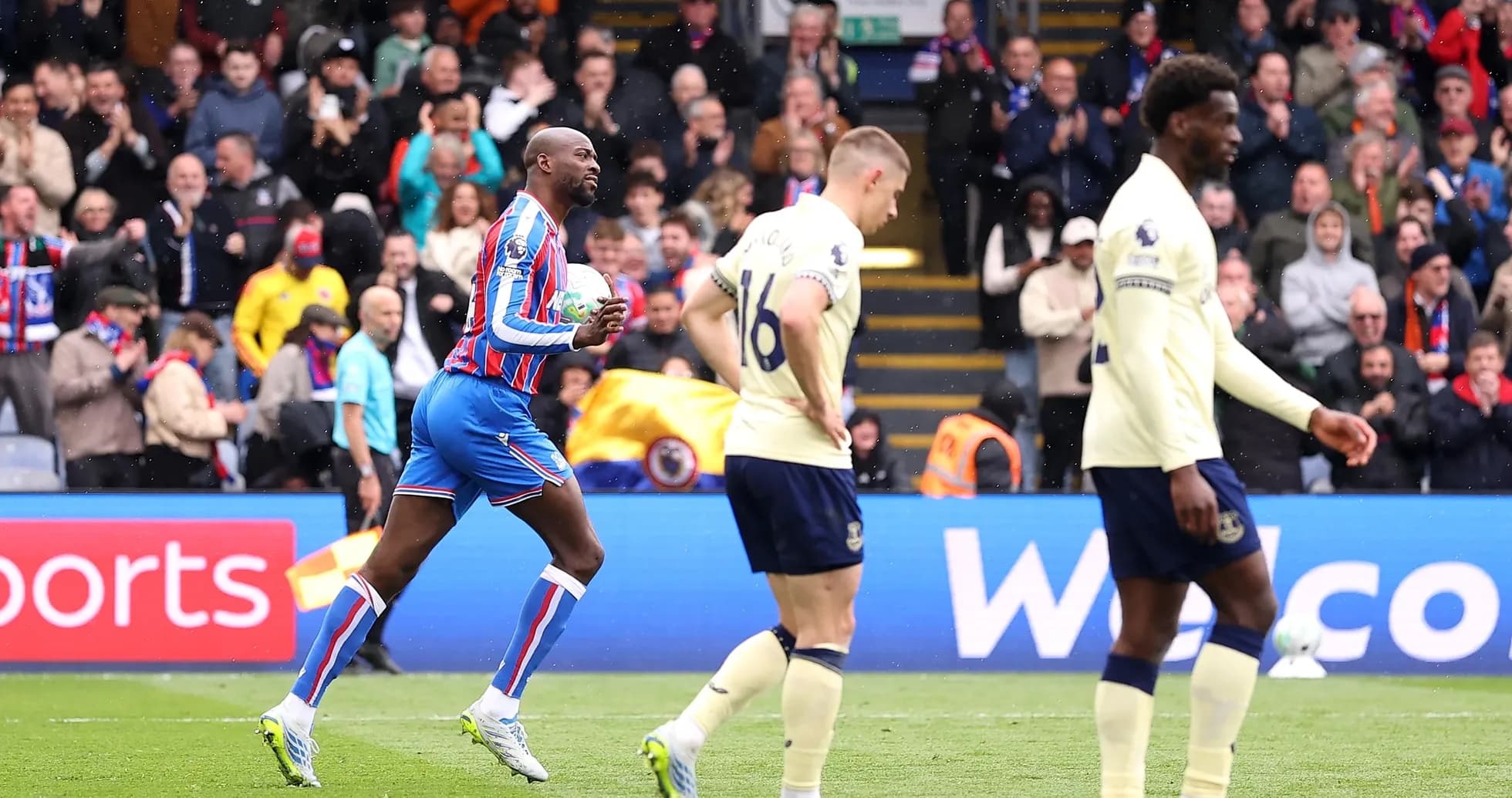 Jugador de Crystal Palace celebrando un gol Jugador de Crystal Palace celebrando un gol