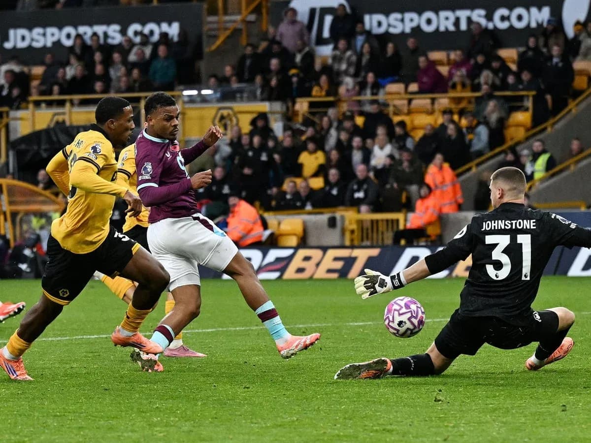 Jugador de Burnley disparando a puerta contra Wolves Jugador de Burnley disparando a puerta contra Wolves