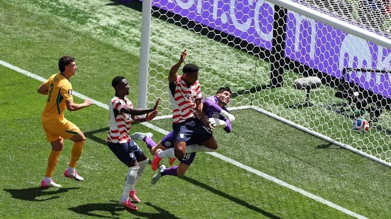 Jugadores disputando un balón frente a la portería Jugadores disputando un balón frente a la portería