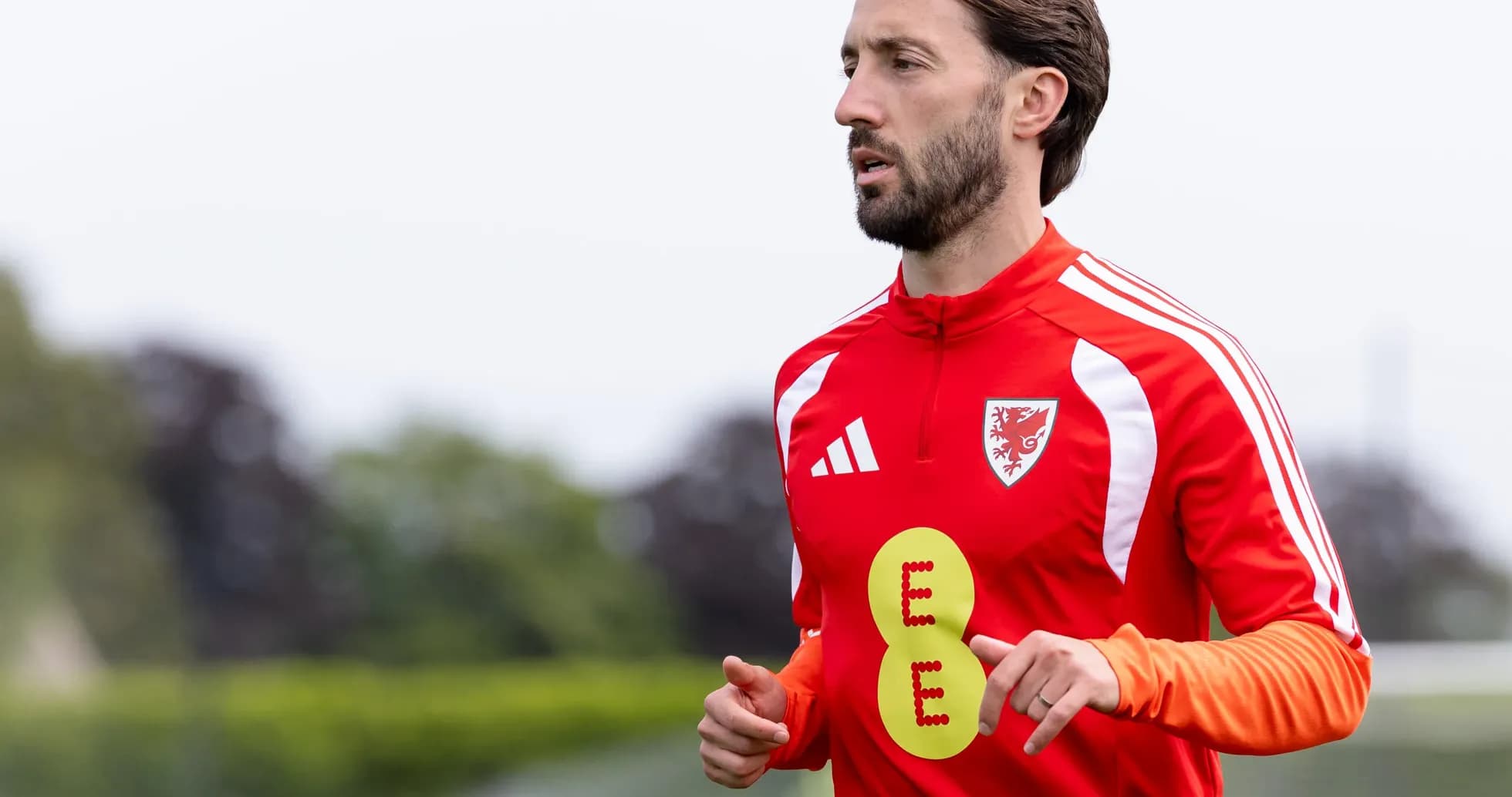 Jugador entrenando con uniforme rojo en campo Jugador entrenando con uniforme rojo en campo