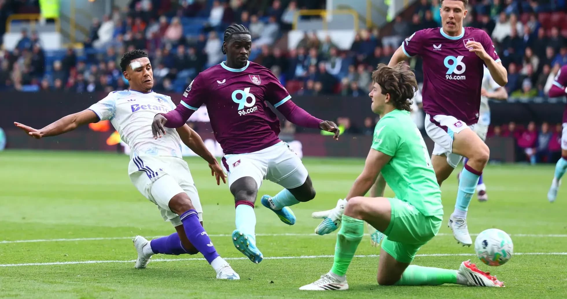 Jugadores de Burnley y Aston Villa en acción Jugadores de Burnley y Aston Villa en acción