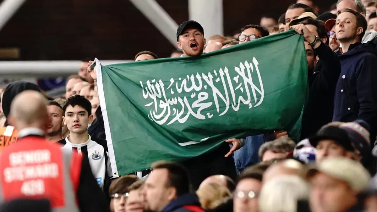 Afan con bandera de Arabia Saudita en el estadio Afan con bandera de Arabia Saudita en el estadio