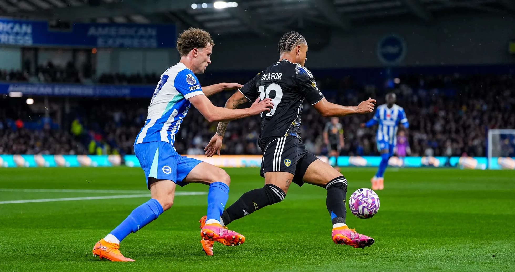 Jugador de Leeds desafiando a defensor de Brighton Jugador de Leeds desafiando a defensor de Brighton