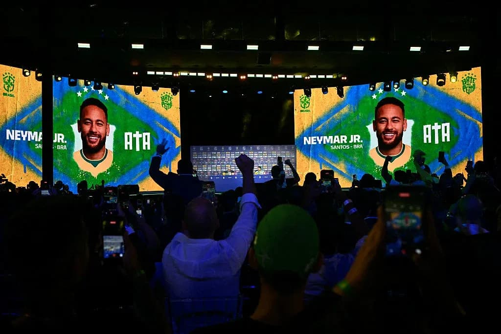 Neymar Jr. en evento con fanáticos y pantallas Neymar Jr. en evento con fanáticos y pantallas