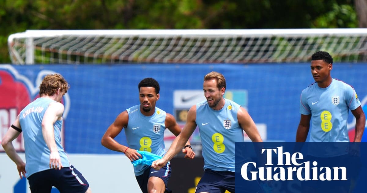 Jugadores de Inglaterra entrenando en sesión de práctica Jugadores de Inglaterra entrenando en sesión de práctica