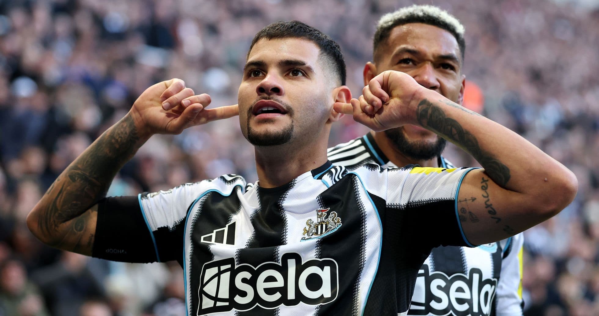 Jugador celebrando con los dedos en los oídos Jugador celebrando con los dedos en los oídos