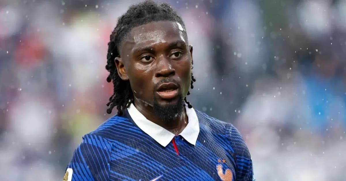 Jugador de Francia en campo bajo la lluvia Jugador de Francia en campo bajo la lluvia