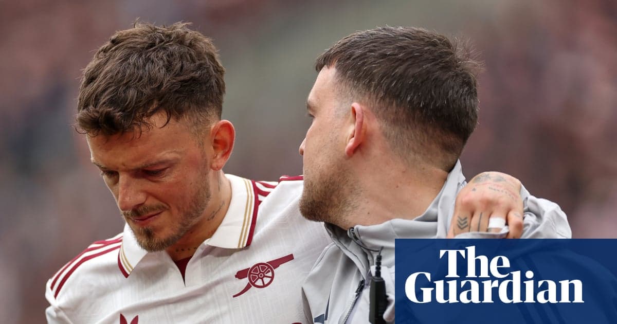 Jugador de Arsenal siendo ayudado por compañero tras lesión Jugador de Arsenal siendo ayudado por compañero tras lesión