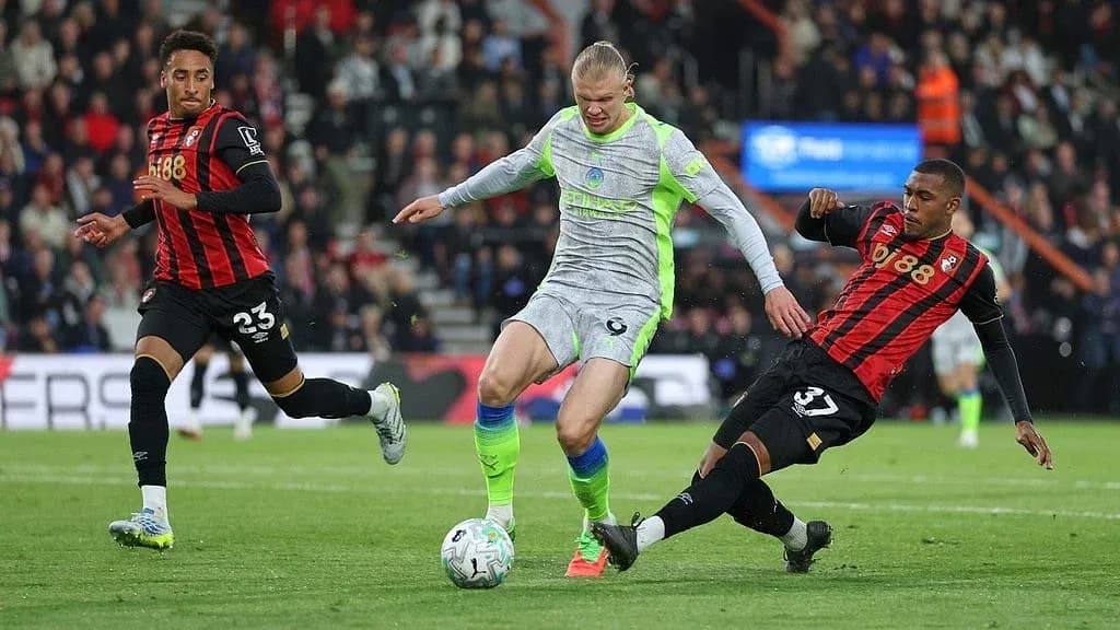Erling Haaland superando a dos defensores de Bournemouth Erling Haaland superando a dos defensores de Bournemouth