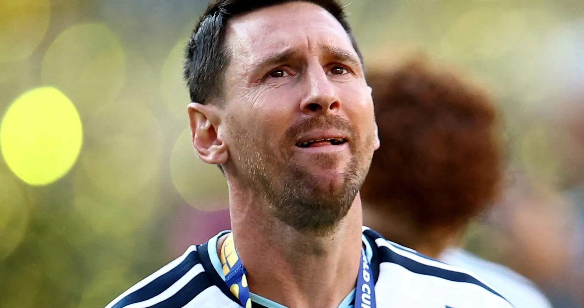 Jugador argentino con medalla después del partido Jugador argentino con medalla después del partido