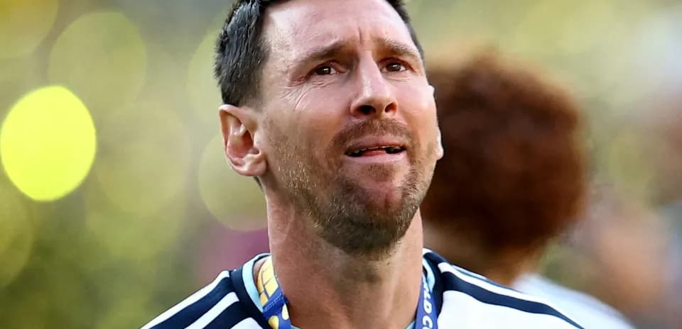 Jugador argentino con medalla después del partido Jugador argentino con medalla después del partido