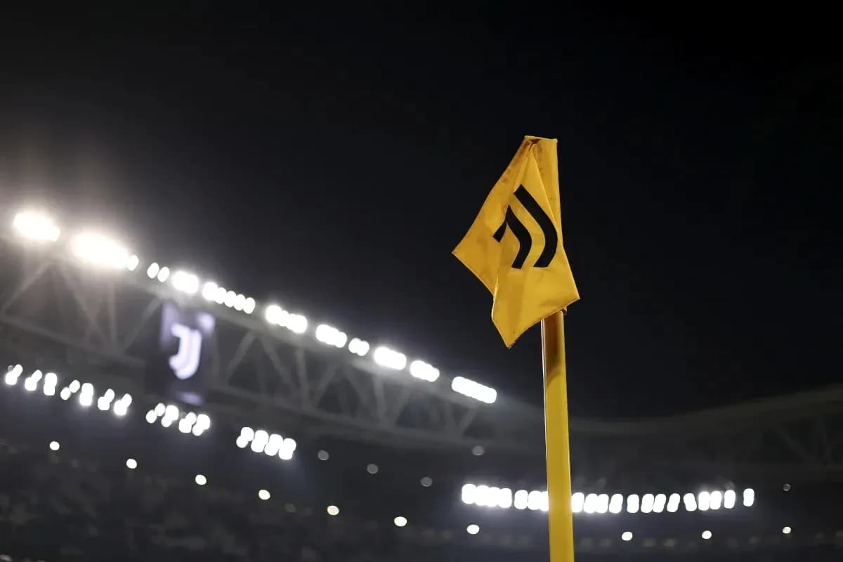 Esquina amarilla con logo de Juventus en estadio Esquina amarilla con logo de Juventus en estadio