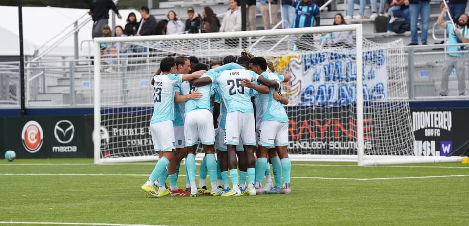 Jugadores de Monterey Bay celebrando un gol Jugadores de Monterey Bay celebrando un gol