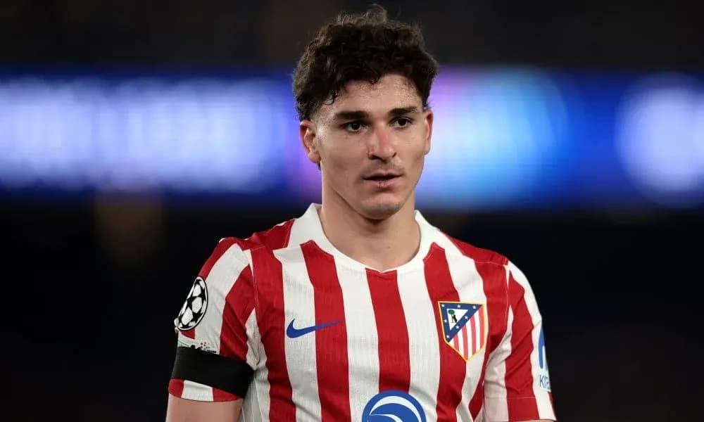 Jugador de Atlético de Madrid en el campo Jugador de Atlético de Madrid en el campo