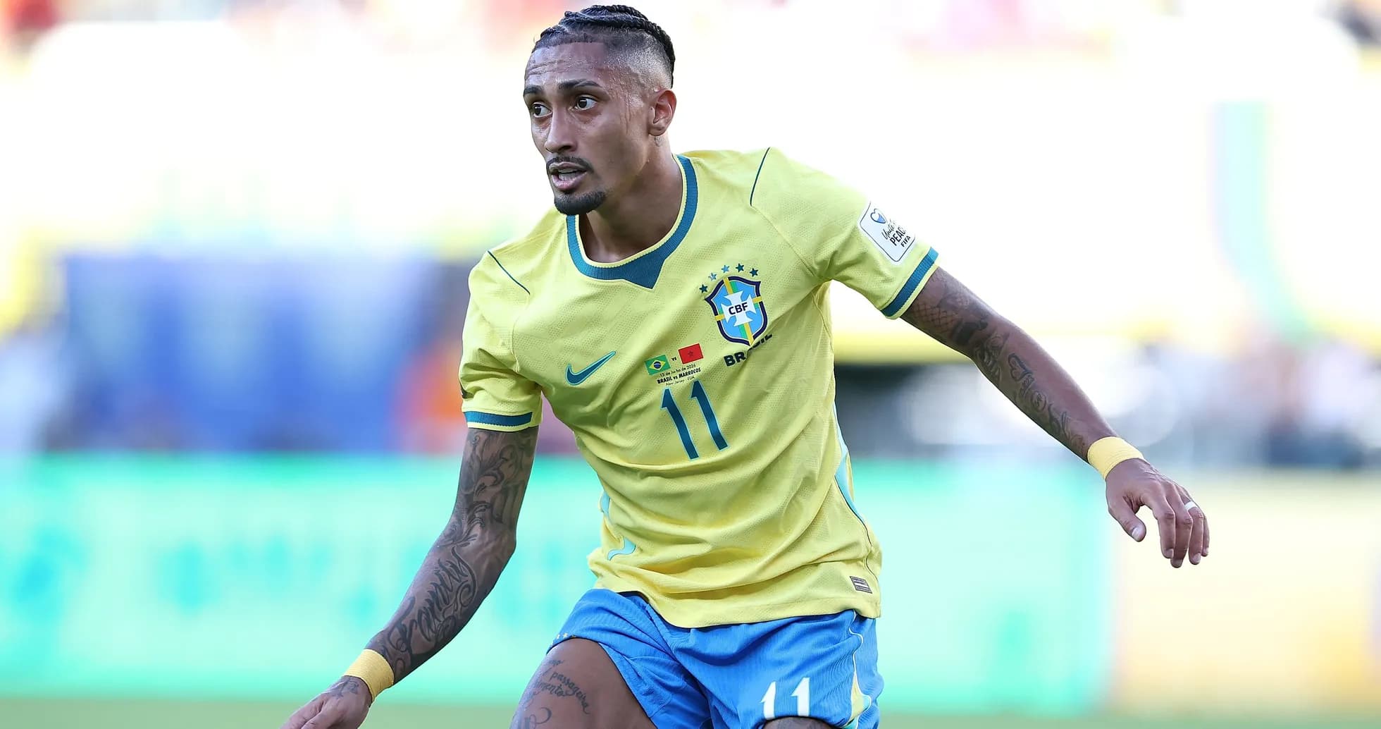 Jugador de Brasil corriendo en partido de fútbol Jugador de Brasil corriendo en partido de fútbol