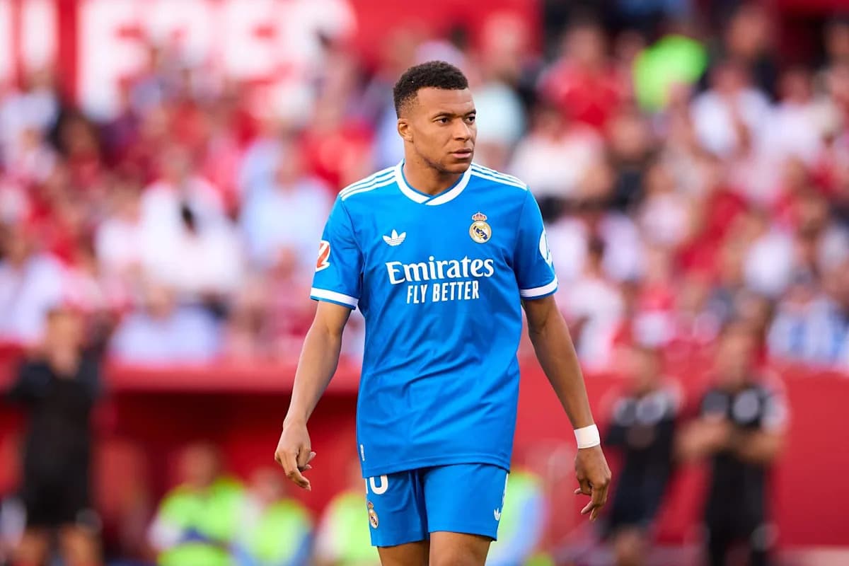Jugador de Real Madrid en el campo durante partido Jugador de Real Madrid en el campo durante partido